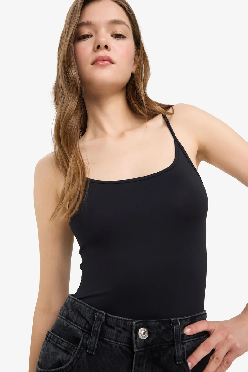 ديفاكتو Basic Strappy Black Snap Bodysuit