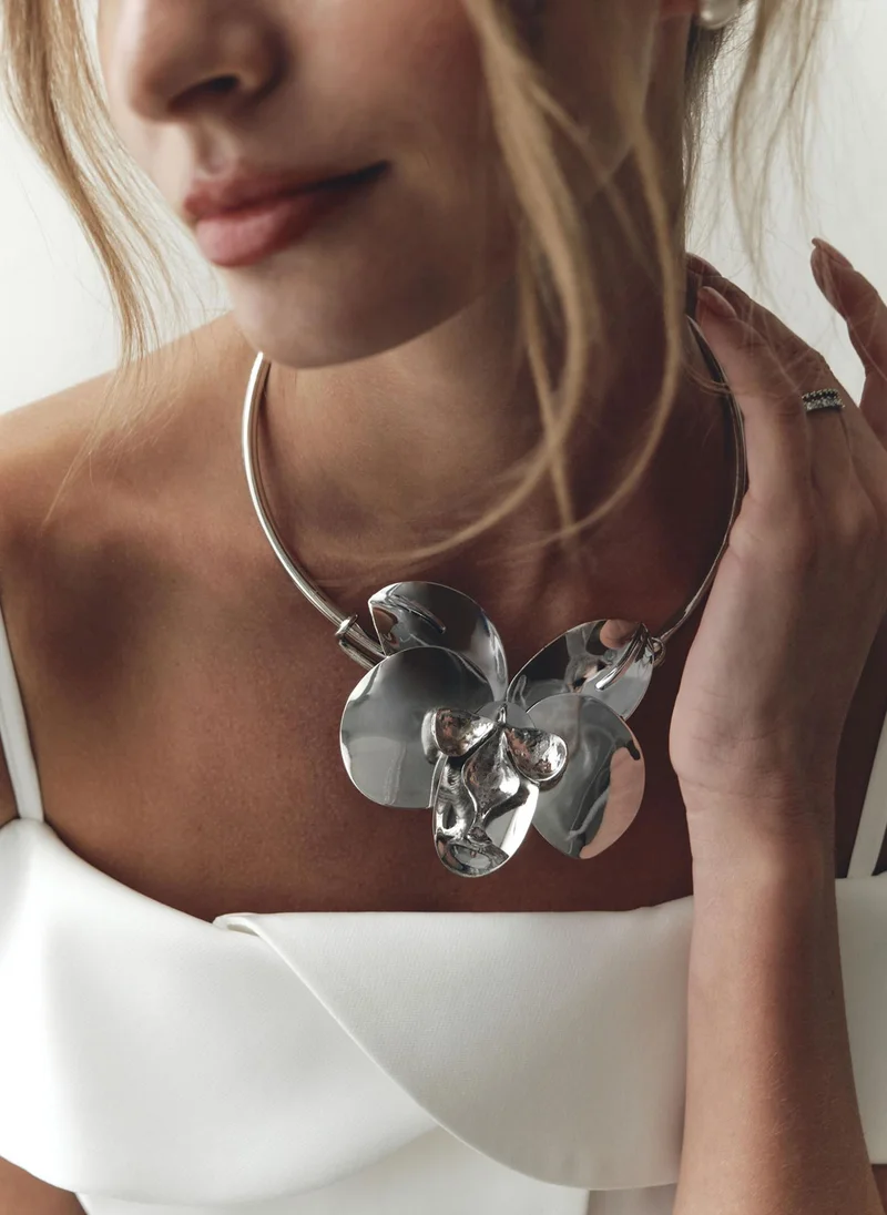 Round necklace with metal flower