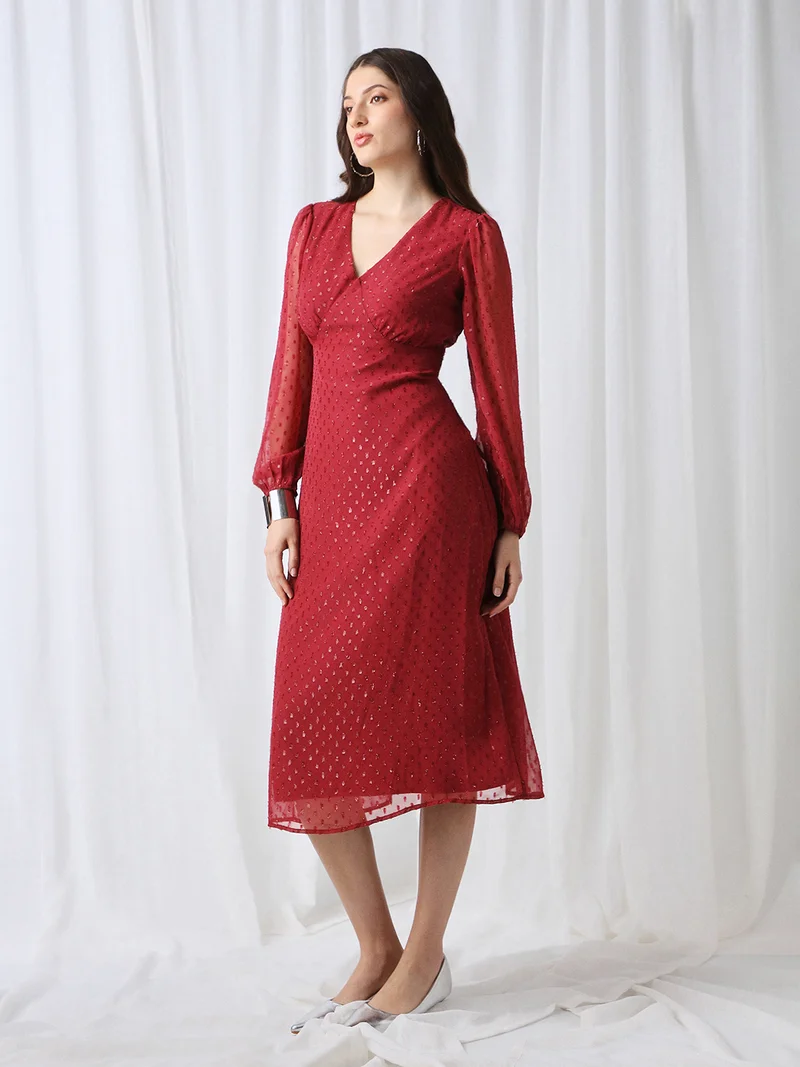 جلو باص فستان سهرة نسائي من جلوبس بياقة  وأكمام أسقفية من الجورجيت بتفاصيل لوركس بلون عنابي