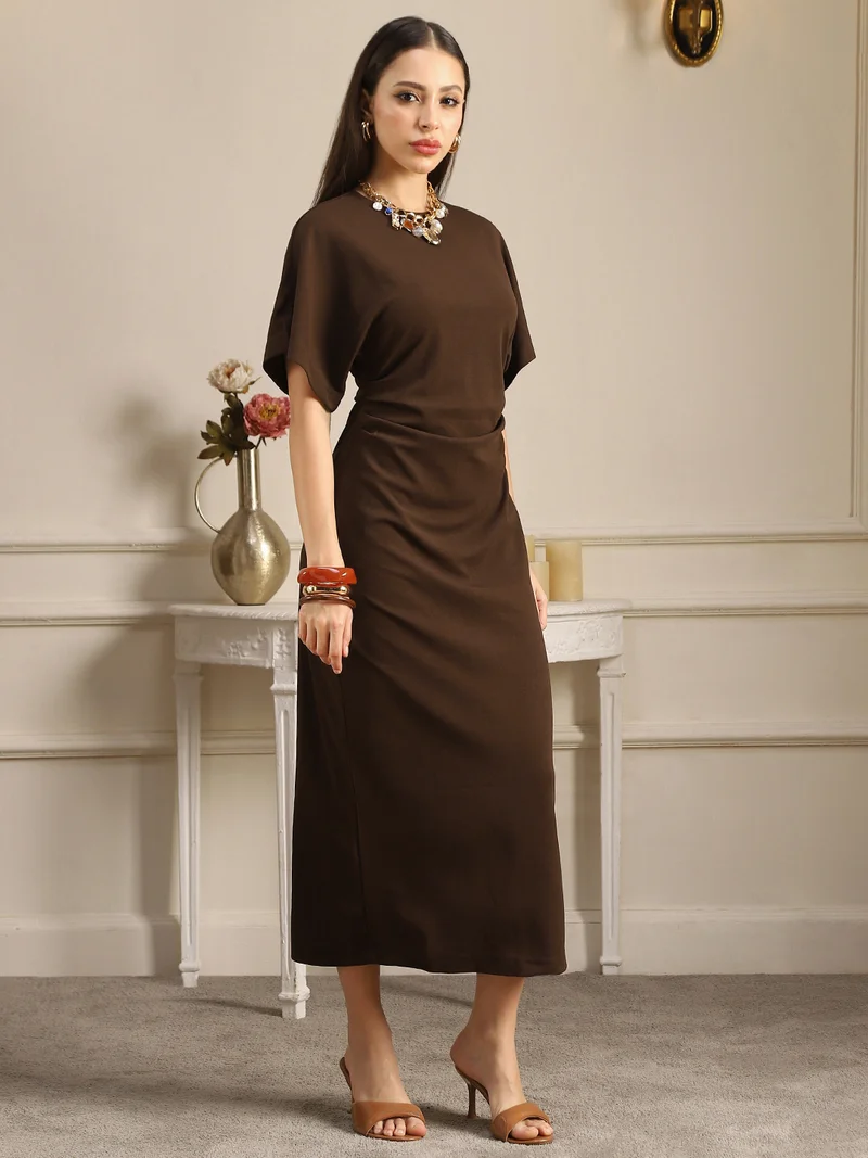 جلو باص فستان ميدي ضيق نسائي بياقة مستديرة وأكمام ممتدة وكسرات من جلوبس بلون بني