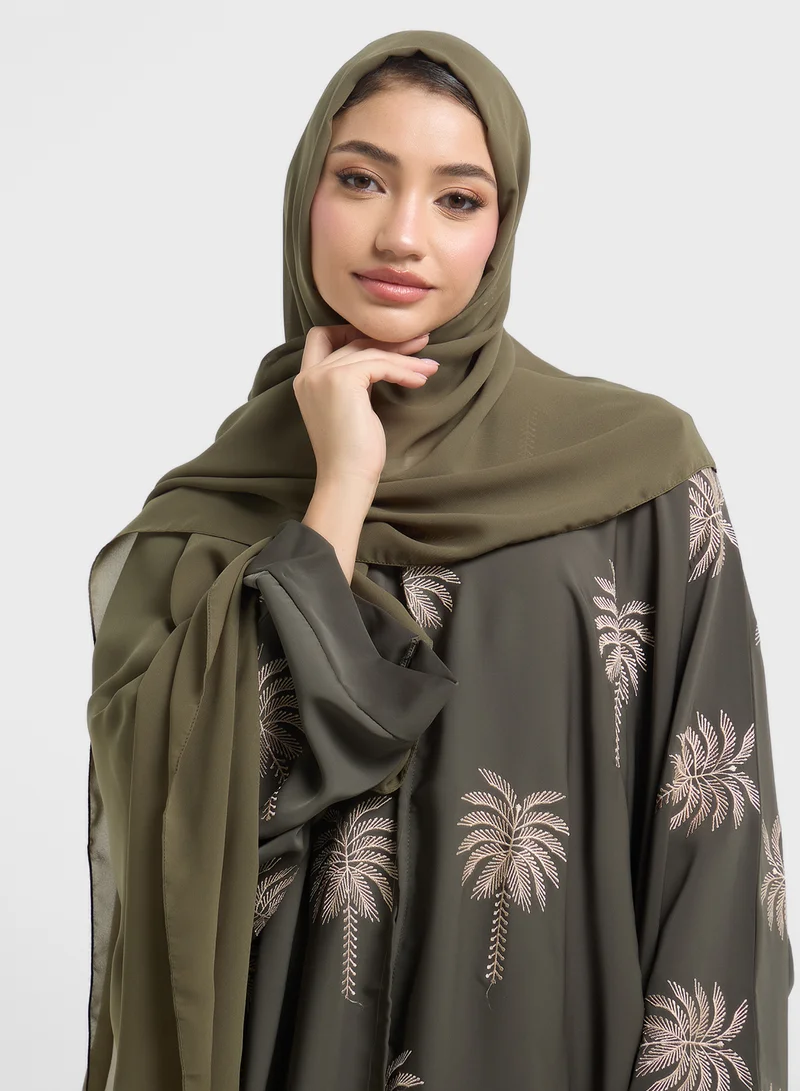 هيا كلوزيت عباية بتصميم فضفاض وتطريز زهري
