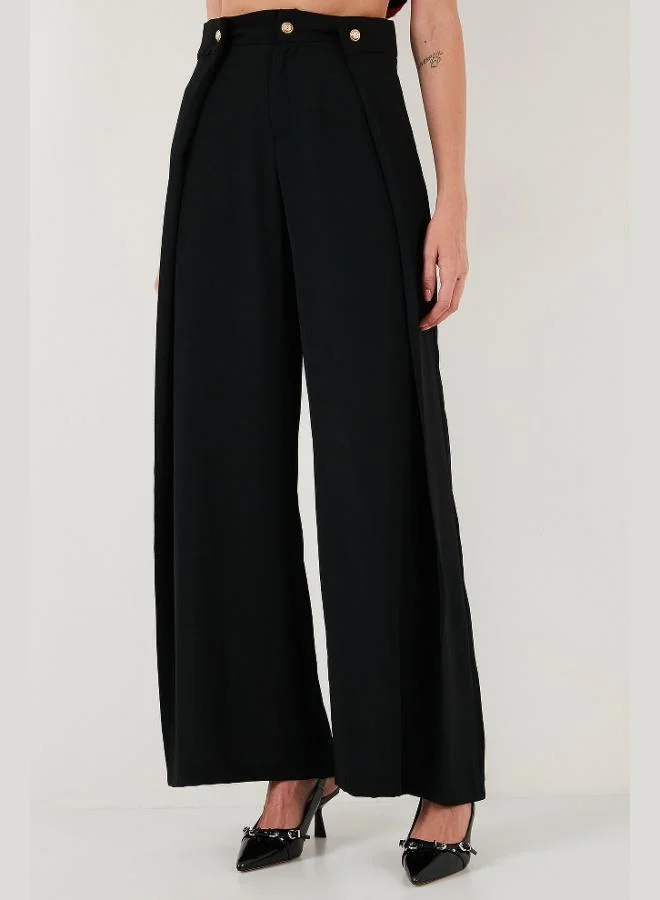 ليلا بنطلون نسائي واسع الساق بخصر عالٍ وتفاصيل ثنيات وأزرار