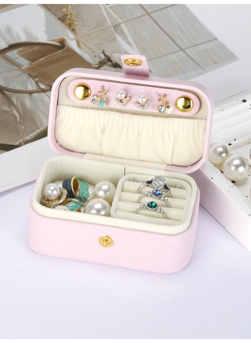 بي إس صندوق مجوهرات صغير للسفر | حامل مجوهرات صغير للخواتم والقلائد والأقراط وأحمر الشفاه | حقيبة تنظيم مجوهرات محمولة من جلد البولي يوريثان الصناعي الفاخر مع فتحة حلقة قابلة للإزالة (وردي) - Image 1