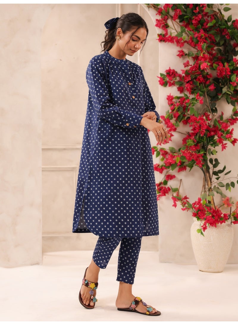 باناش برييا طقم كورتا وبنطال من القطن الخالص بطبعة بندهاني باللون الأزرق للنساء – طقم كورتى بقصة على شكل حرف A وياقة ماندارين، من الأزياء الهندية التقليدية - Image 3