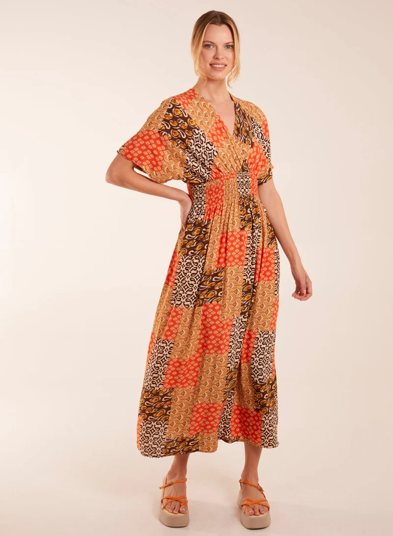 بلو فانيلا فستان ماكسي بياقة على شكل حرف  بنقش فسيفسائي تجريدي