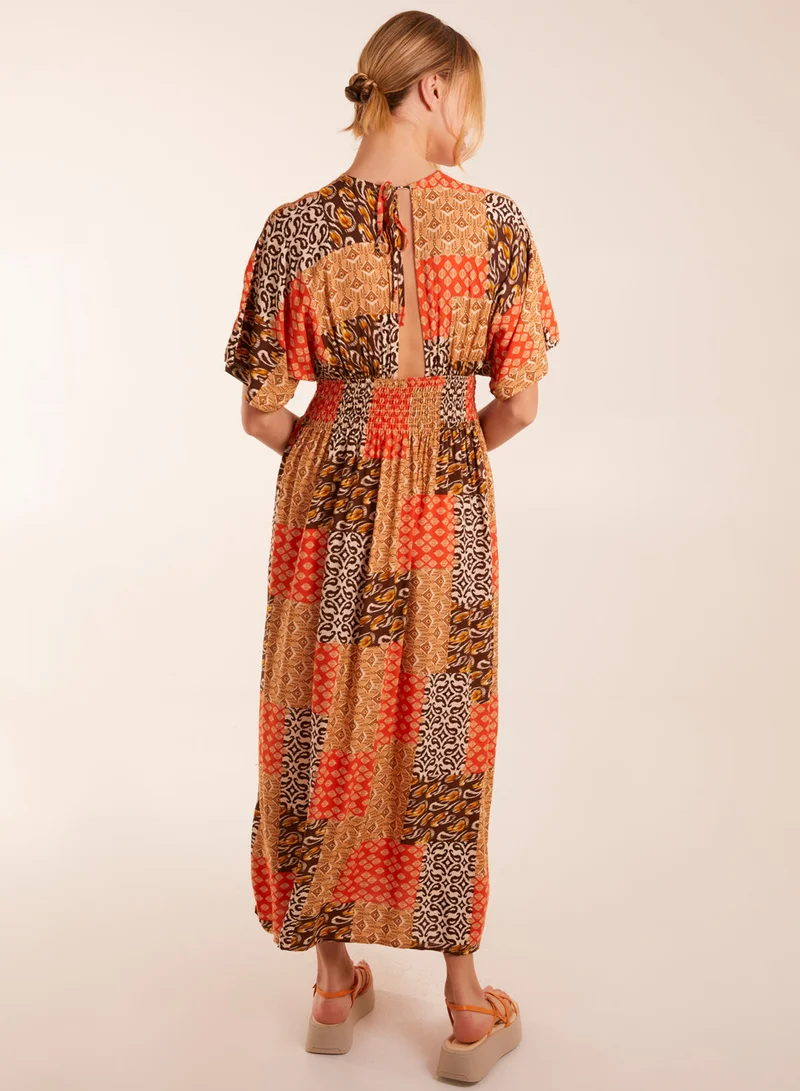 بلو فانيلا فستان ماكسي بياقة على شكل حرف  بنقش فسيفسائي تجريدي