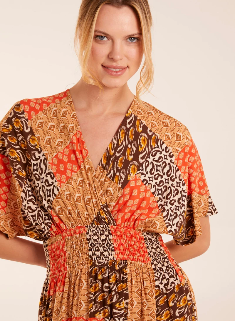 بلو فانيلا فستان ماكسي بياقة على شكل حرف  بنقش فسيفسائي تجريدي