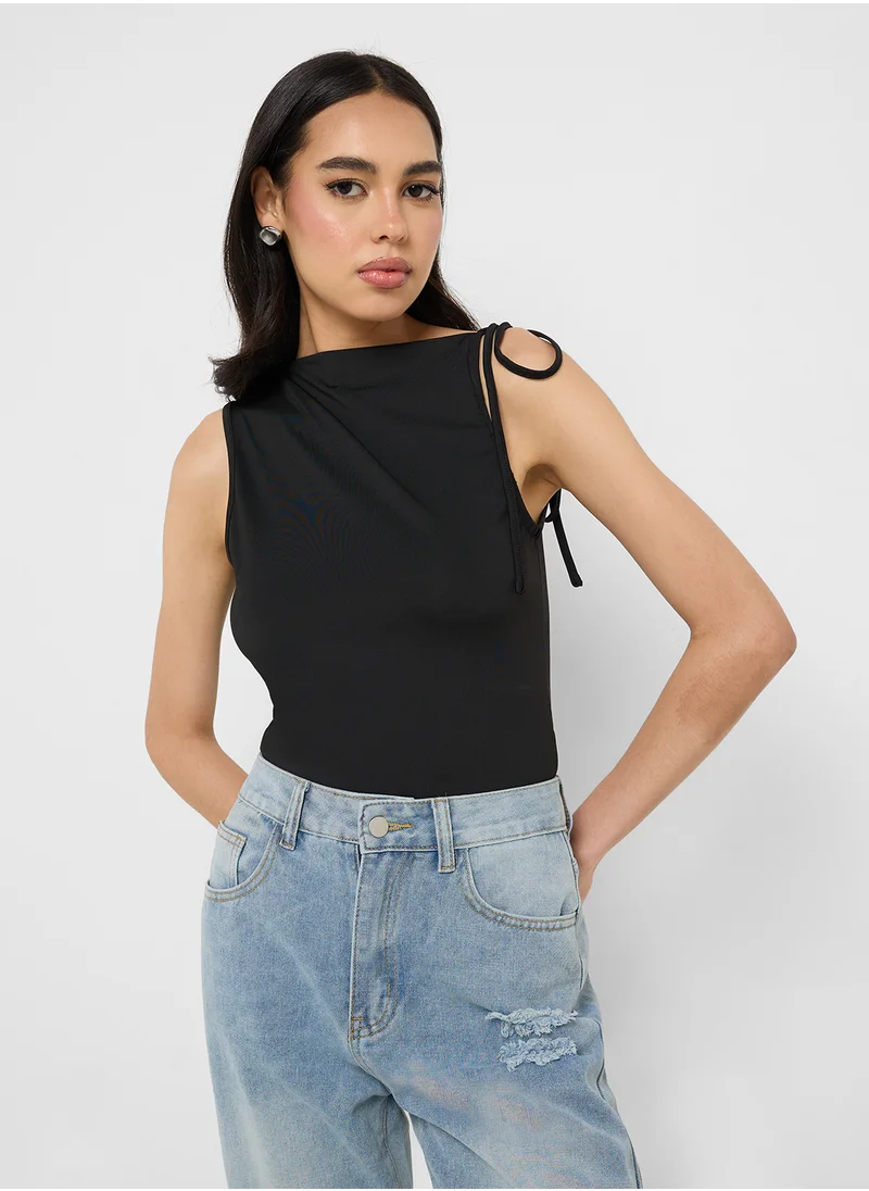 جينجر Assymetric Shoulder Tie Up Detail Top