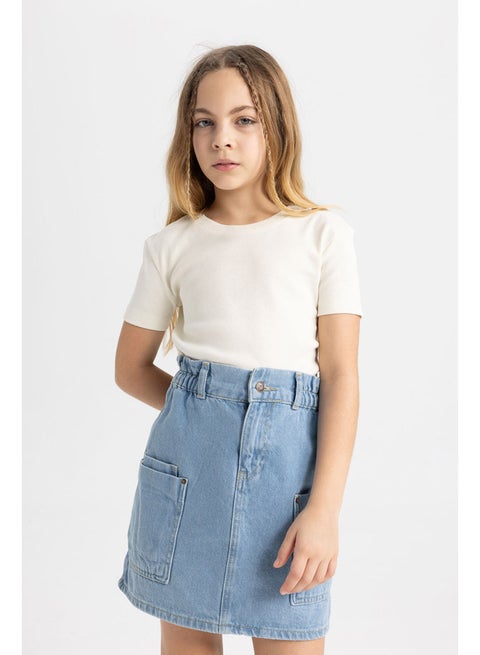 جسم فتاة محبوك بقصة ضيقة وأكمام قصيرة