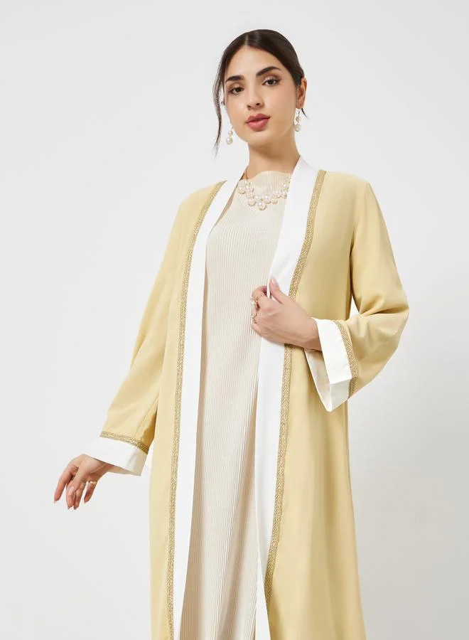 ستايلي عباية بتصميم ألوان متباينة وتفاصيل دانتيل