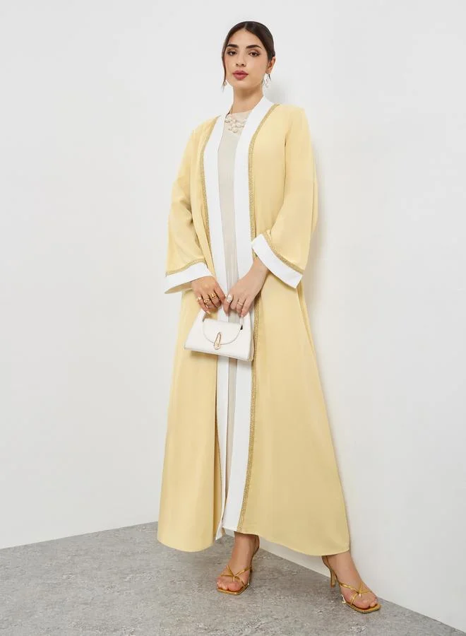 ستايلي عباية بتصميم ألوان متباينة وتفاصيل دانتيل