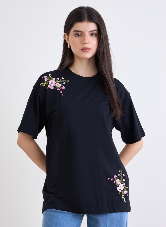 ستايلي تيشيرت واسع بتفاصيل مُطرّزة - Image 1