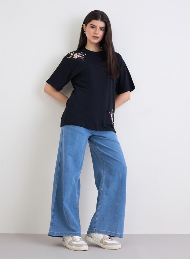 ستايلي تيشيرت واسع بتفاصيل مُطرّزة - Image 2