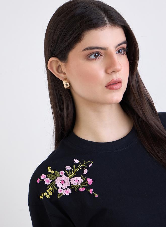 ستايلي تيشيرت واسع بتفاصيل مُطرّزة - Image 3