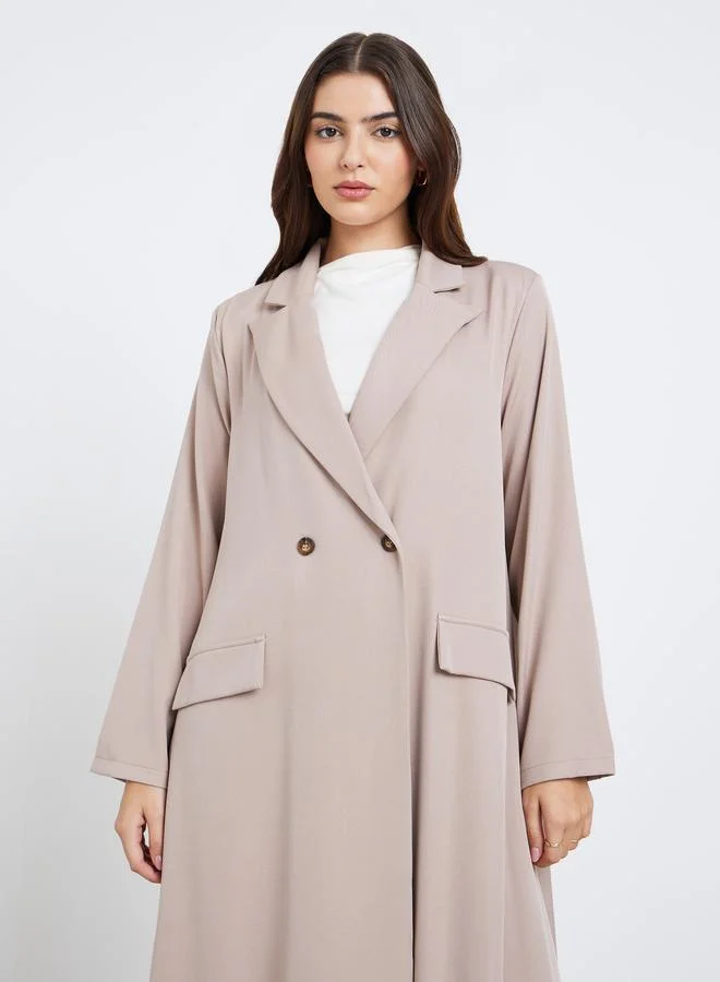 أميرة عباية بتفاصيل ياقة بشق