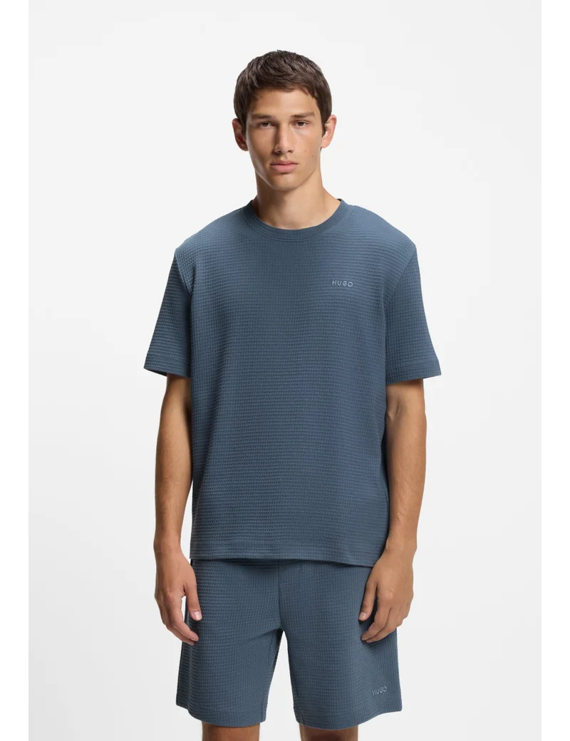 هوجو تيشيرت بيجاما بنقشة وافل وشعار مطرز