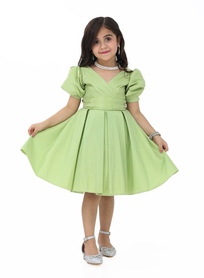 Modern Design A luxurious girls' apple dress with pouf sleeves made of Shanton taffeta material. The dress features a luxurious apple color to highlight the beauty of your little girl. It is considered a luxurious - Image 1