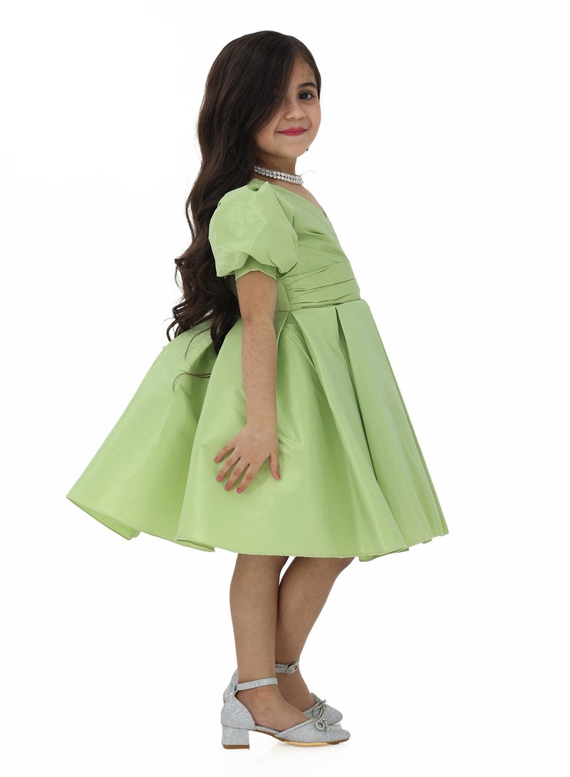 Modern Design A luxurious girls' apple dress with pouf sleeves made of Shanton taffeta material. The dress features a luxurious apple color to highlight the beauty of your little girl. It is considered a luxurious - Image 3