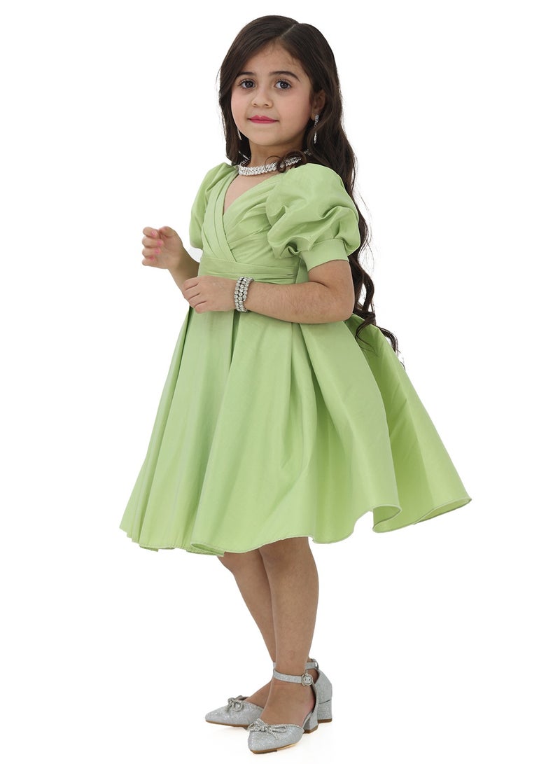 Modern Design A luxurious girls' apple dress with pouf sleeves made of Shanton taffeta material. The dress features a luxurious apple color to highlight the beauty of your little girl. It is considered a luxurious - Image 2