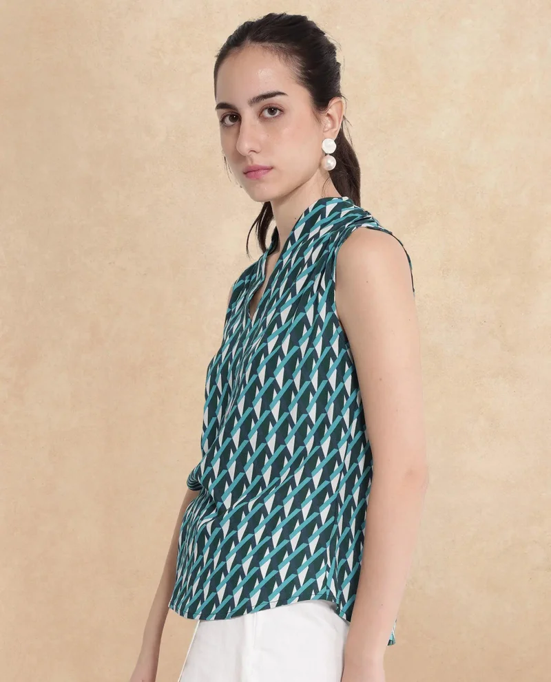Rareism Women's Geometric Printed Raised V-Neck Sleeveless Top