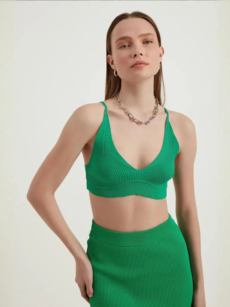 زوبعة قطعتان: بلوزة قصيرة بياقة على شكل حرف  ضيقة وتنورة ماكسي عالية الخصر بفتحة جانبية