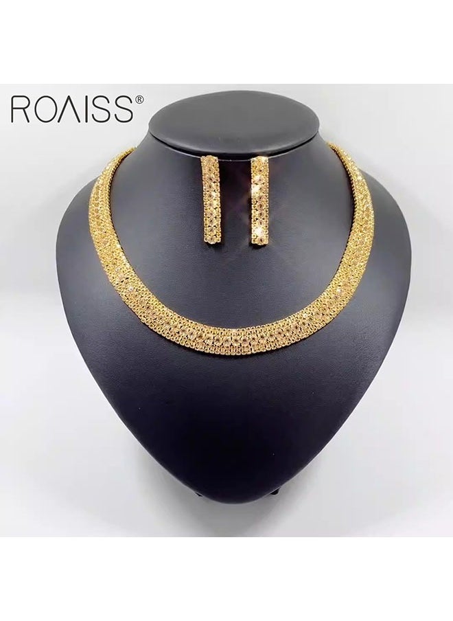 roaiss طقم مجوهرات نسائي مكون من قطعتين، عقد ذهبي دائري مرصع بالألماس وأقراط مستطيلة لامعة  - Image 5