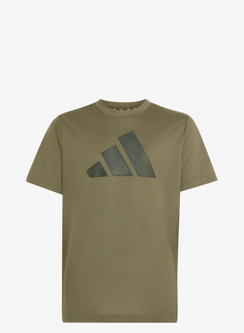 اديداس طقم Sport Seasonals Camo Sport للفتيان.