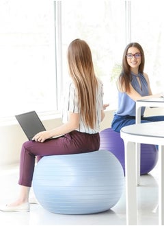 كرة اليوغا قطرها 55 سم مقاومة للتمزق مع مضخة سريعة للنفخ وسطح غير قابل للانزلاق، مصممة لممارسة التمارين الرياضية والتوازن والبيلاتس واليوغا وخاصة للنساء الحوامل.