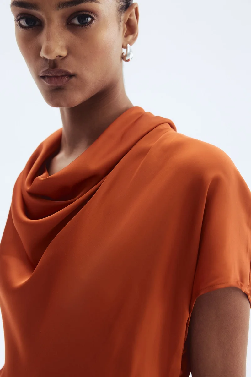 اتش اند ام فستان من الساتان بقبة منسدلة