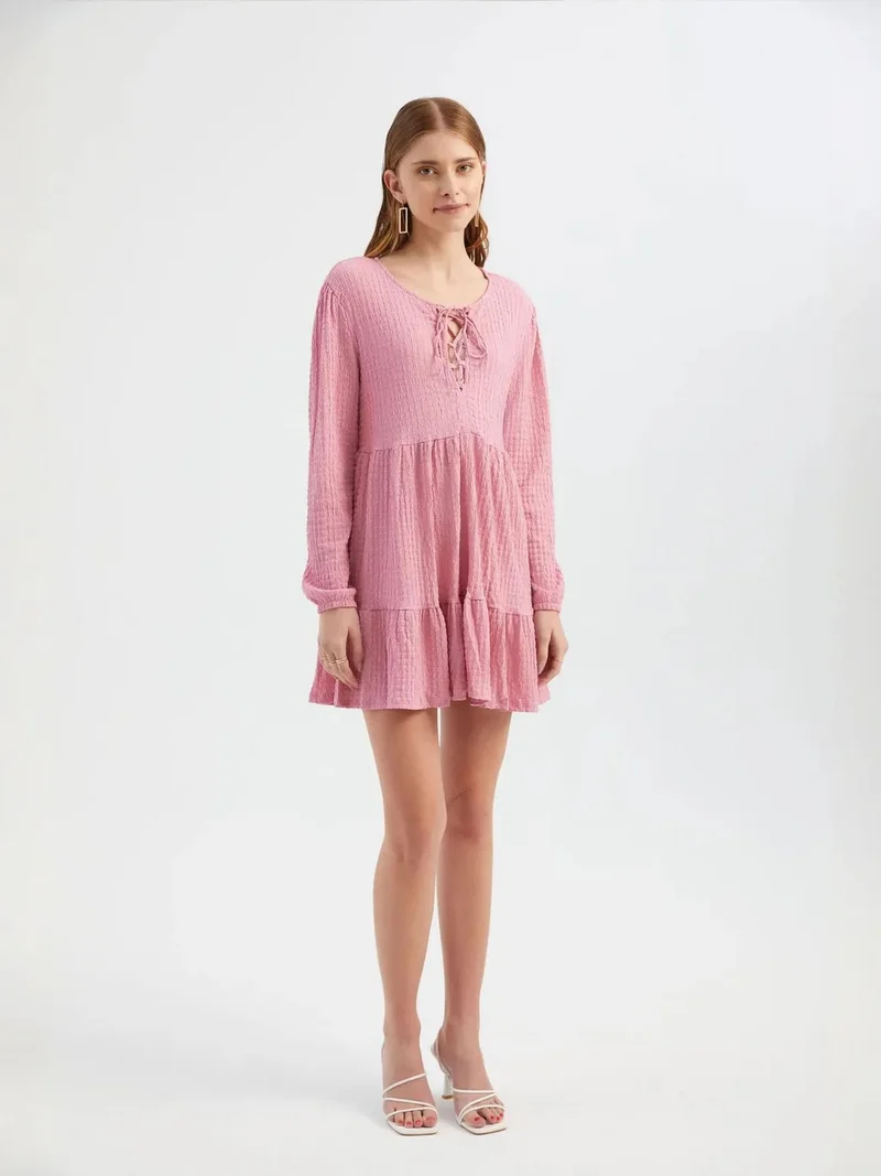 زوبعة فستان قصير بأكمام طويلة بياقة مستديرة وربطة أمامية وطبقات مكشكشة