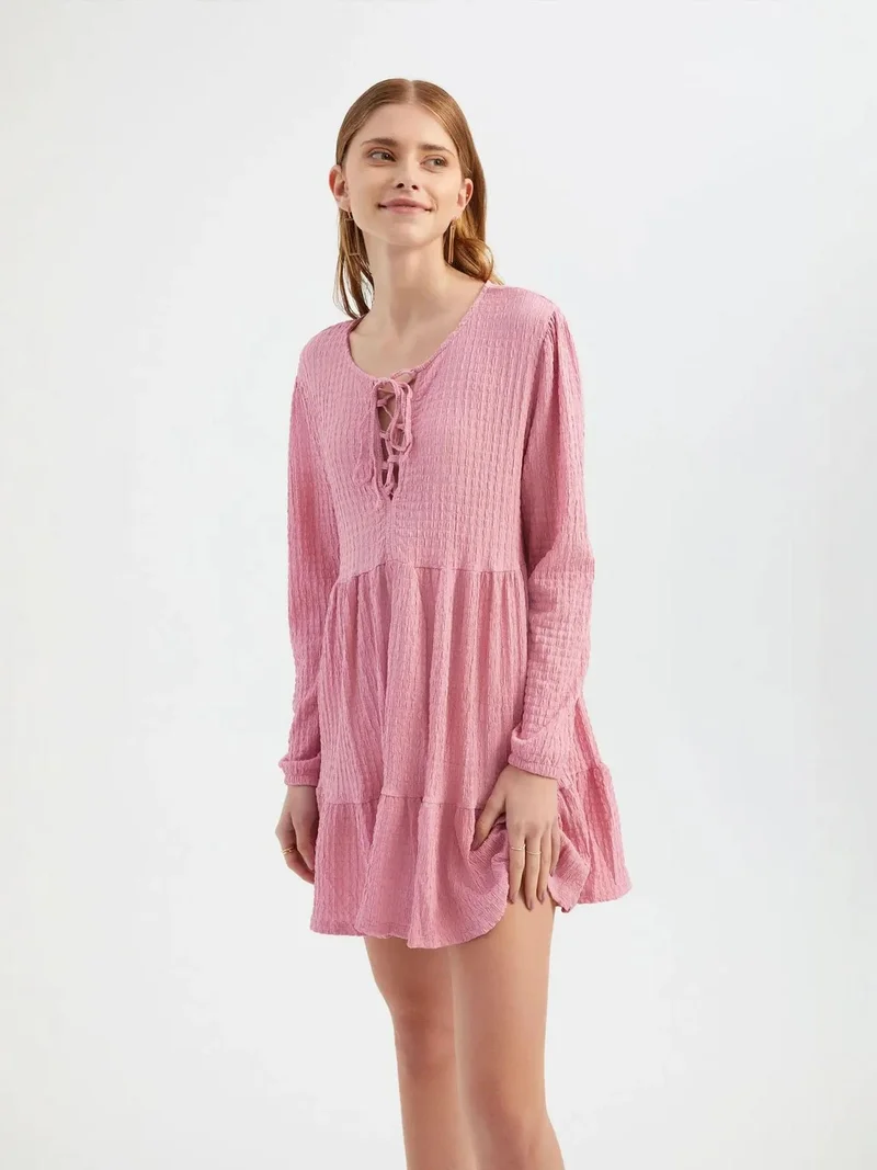 زوبعة فستان قصير بأكمام طويلة بياقة مستديرة وربطة أمامية وطبقات مكشكشة