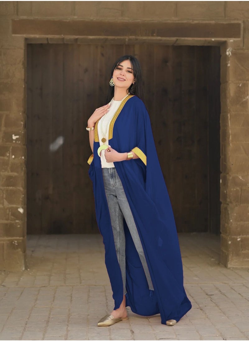 صن سيت قفطان شيفون للنساء من صن سيت عباره عن عبايه مطعمة بجبير ذهبي - أزرق غامق  - Image 4
