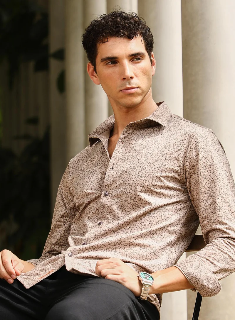 كامبوس سوترا قميص رجالي بنقش فسيفسائي من جلد الغزال بياقة عريضة وأكمام طويلة بأزرار وحاشية منحنية وطبعة تجريدية منسوجة للاستخدام الكاجوال والمسائي بلون بيج رملي