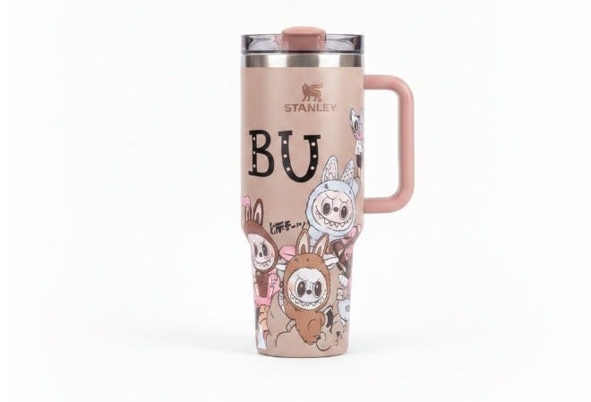 كوب Stanley x Labubu بإصدار محدود (طراز Quencher H2.0 FlowState) - كوب معزول بتفريغ الهواء مزود بمقبض وقشة، سعة 40 أونصة (1.18 لتر)، لون بيج خوخي. - Image 1