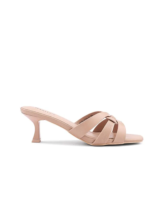 أيقون Structured heel slipper with a textured surface.