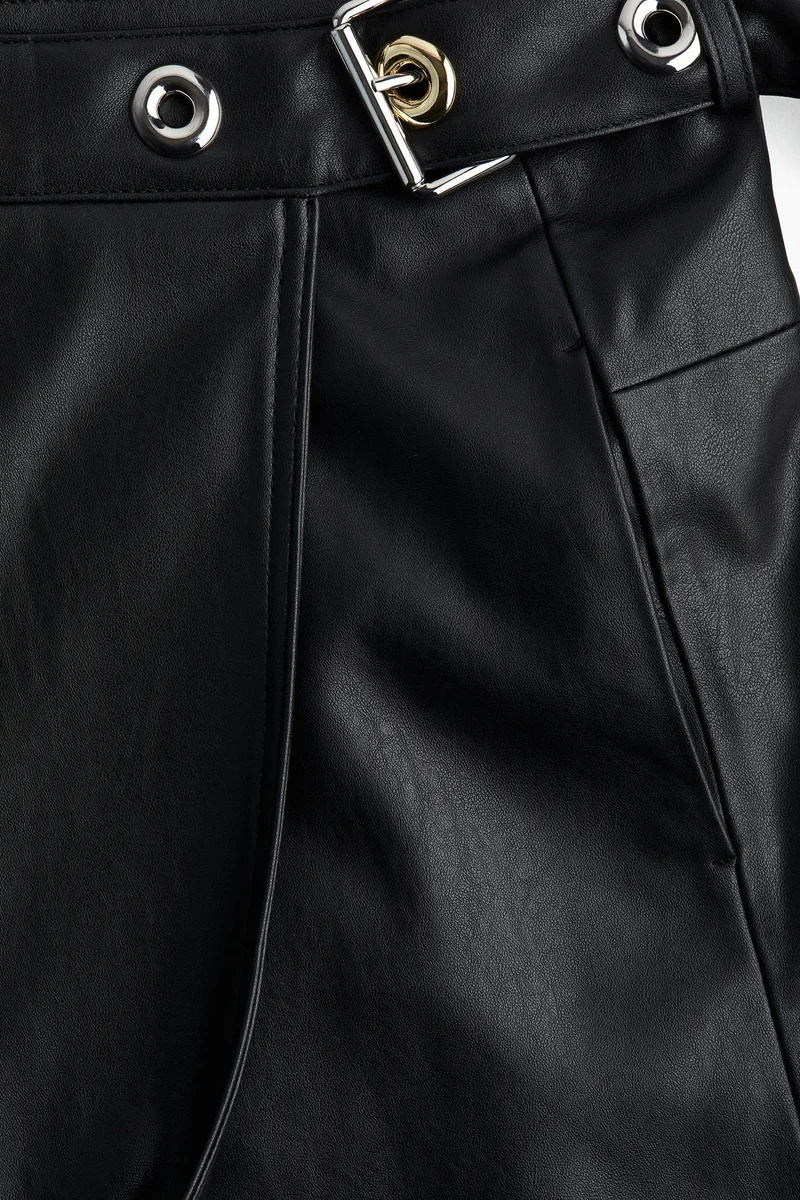 اتش اند ام تنورة بتصميم ملفوف من نسيج مطلي