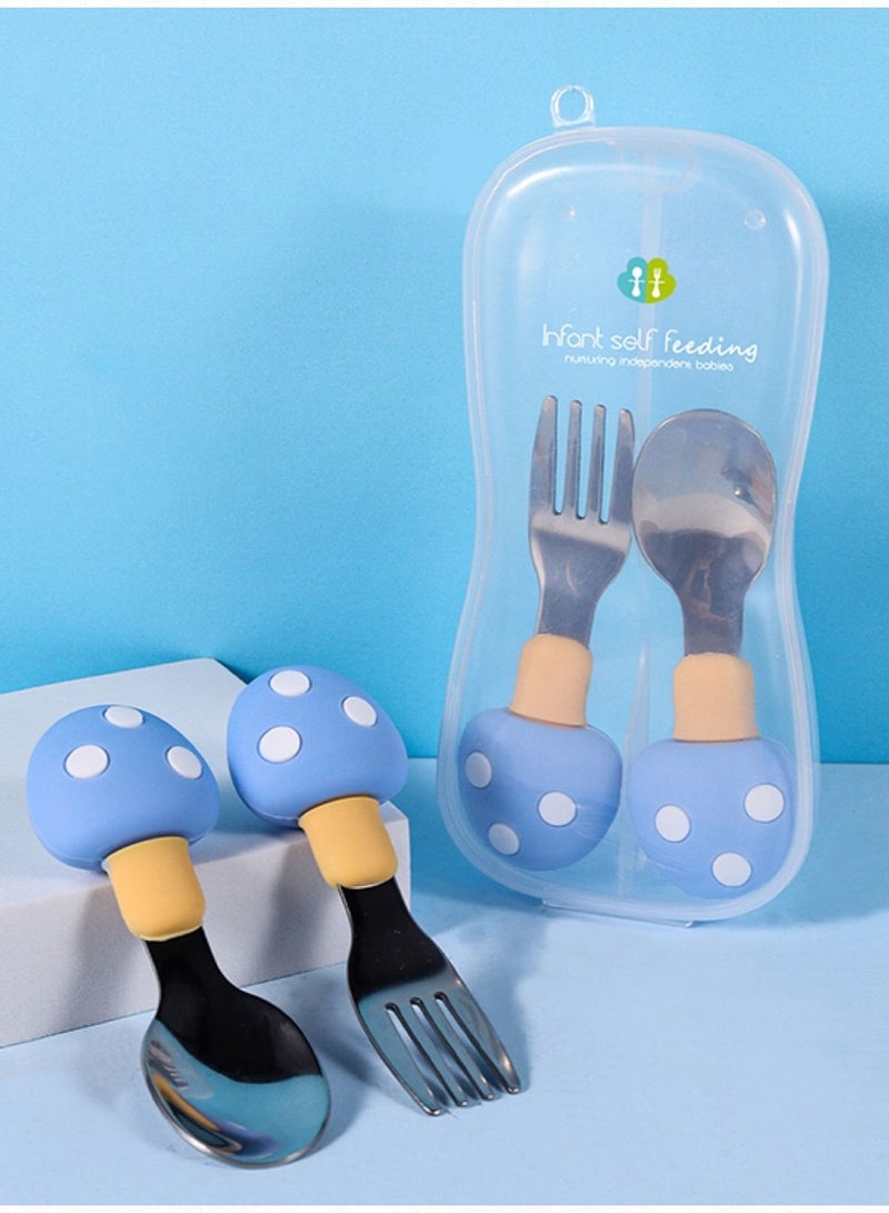 هايلاند طقم ملاعق وشوكة للأطفال من الفولاذ المقاوم للصدأ بمقبض قصير من قطعتين باللون الأزرق مع علبة - Image 2