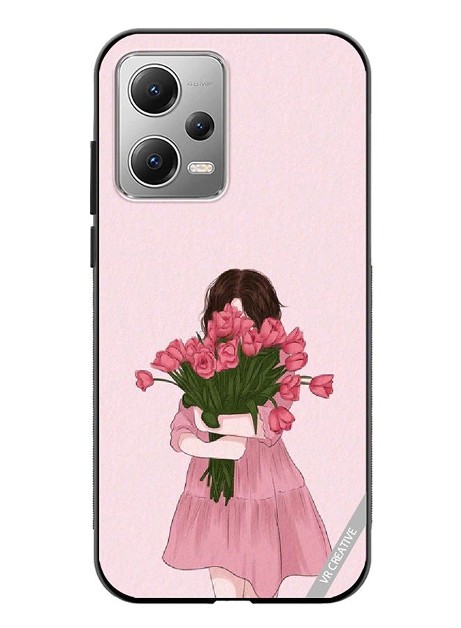 VR CREATIVE غطاء واقي لهاتف Xiaomi Redmi Note 12 بتصميم فتاة تعانق باقة زهور متعدد الألوان - Image 1