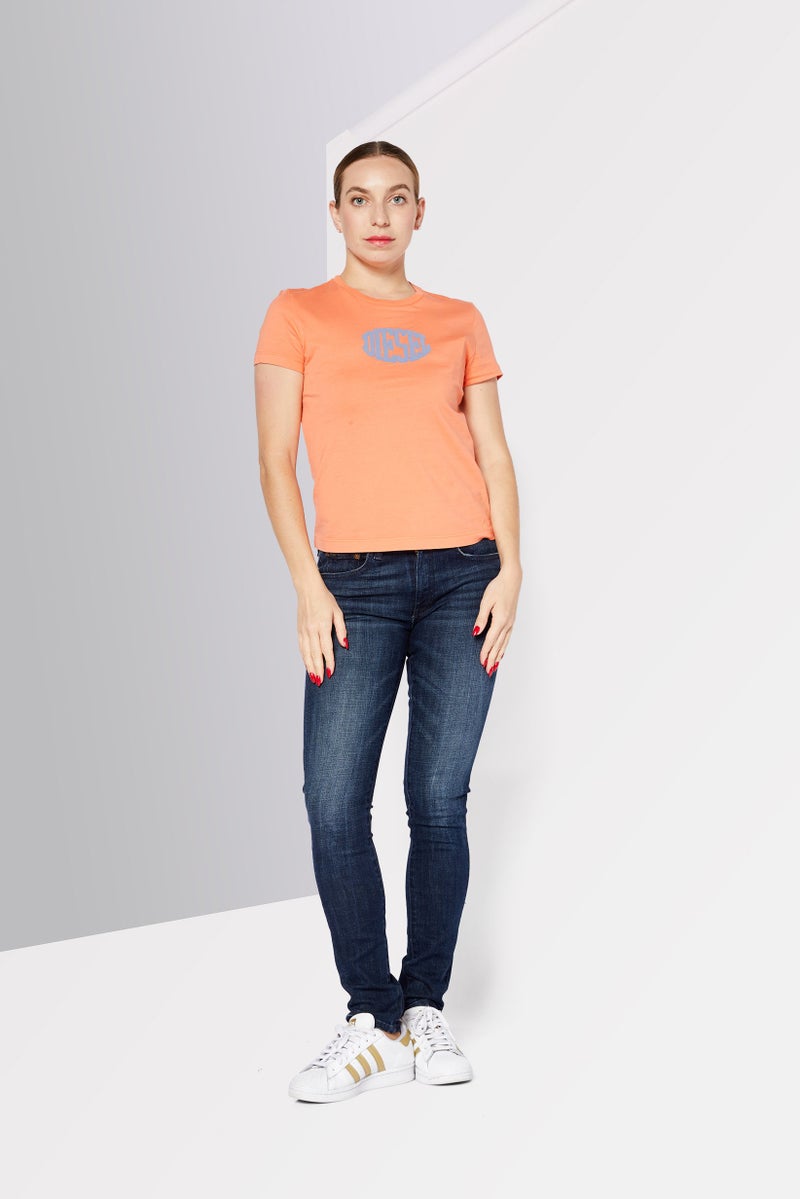 DIESEL سويت شيرت نسائي بأكمام طويلة وياقة دائرية، شعار العلامة التجارية، برتقالي فاتح - Image 4