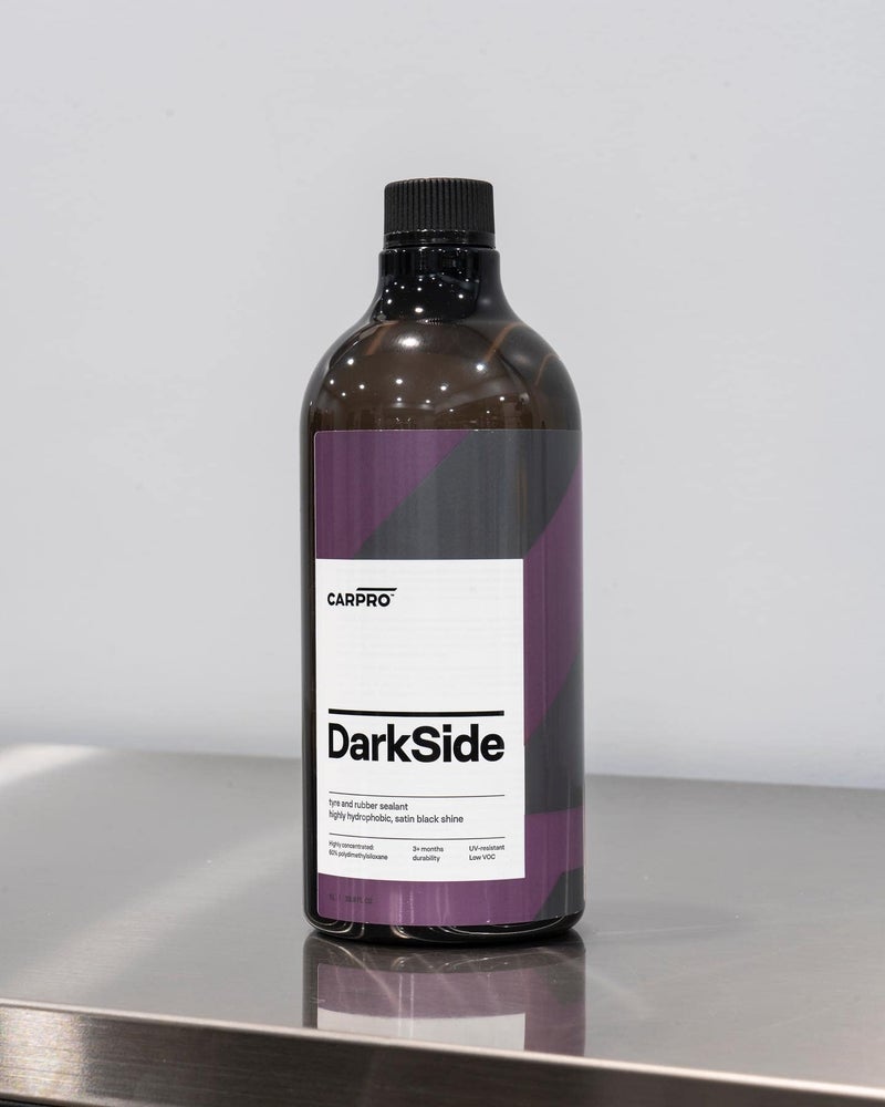 CARPRO Darkside - مادة مانعة للتسرب للإطارات والمطاط، مقاومة للماء والتنظيف الذاتي، لمعة ساتان سوداء، حماية من الأشعة فوق البنفسجية، تنعش المطاط الباهت، جاهزة للاستخدام - لتر (34 أونصة)  - Image 3