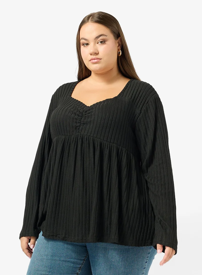 جينجر بلس بلوزة محبوكة بياقة على شكل قلب