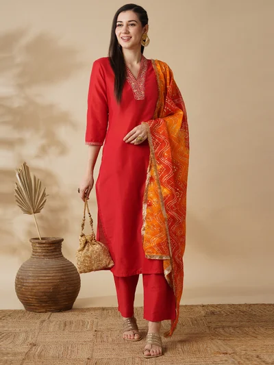 جلو باص Women Floral Yoke Design Regular Thread Work Straight Kurta With Trousers & With Dupatta
