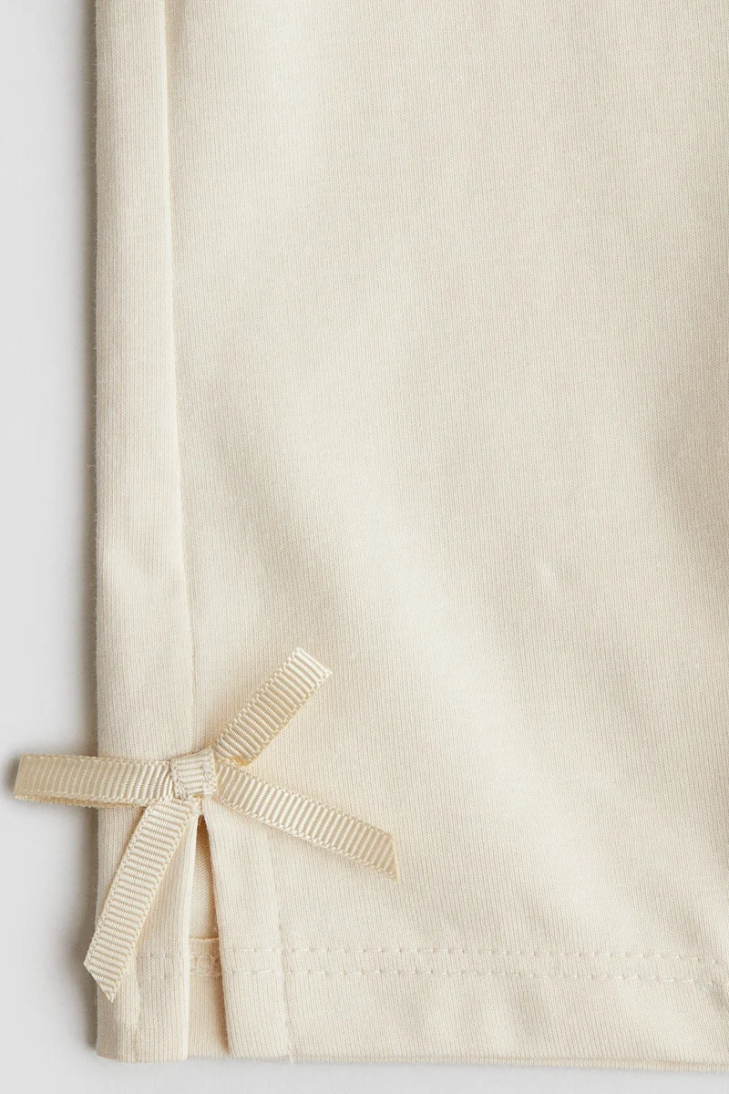 اتش اند ام شورت رياضي ضيق بتفاصيل فيونكة