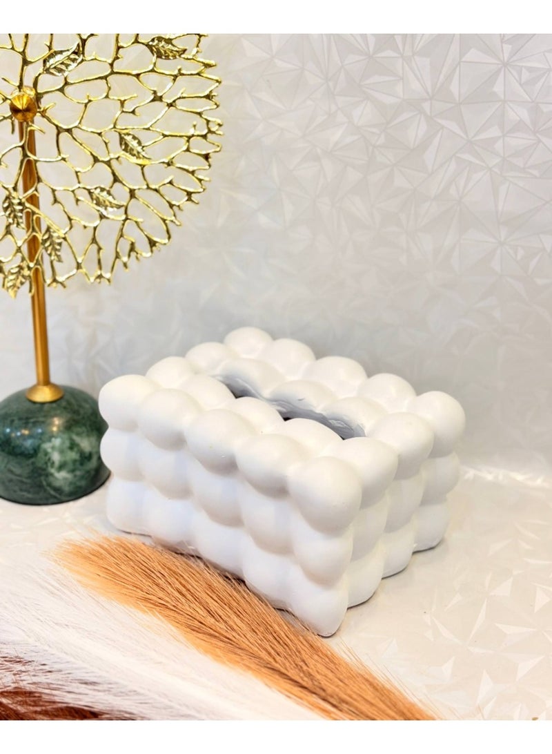 ناما تعتبر علبة المناديل هذه قطعة ديكور مميزة وعملية، مثالية لإضافة لمسة مرحة ومبتكرة إلى أي مساحة. تتميز بتصميم ثلاثي الأبعاد على شكل فقاعات أو سُحب منتفخة، مما يمنحها قوامًا ناعمًا ومظهرًا عصريًا وجريئًا.