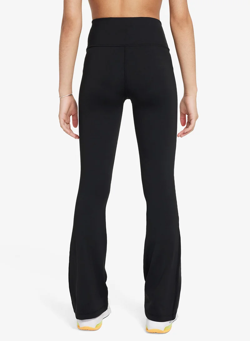 نايكي بنطلون ضيق رياضي بقصة واسعة للساقين للشباب