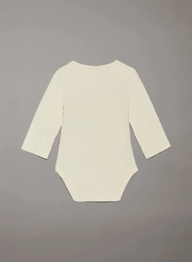 كالفن كلاين جينز بودي سوت للأطفال حديثي الولادة مزين بشعار كلفن كلاين