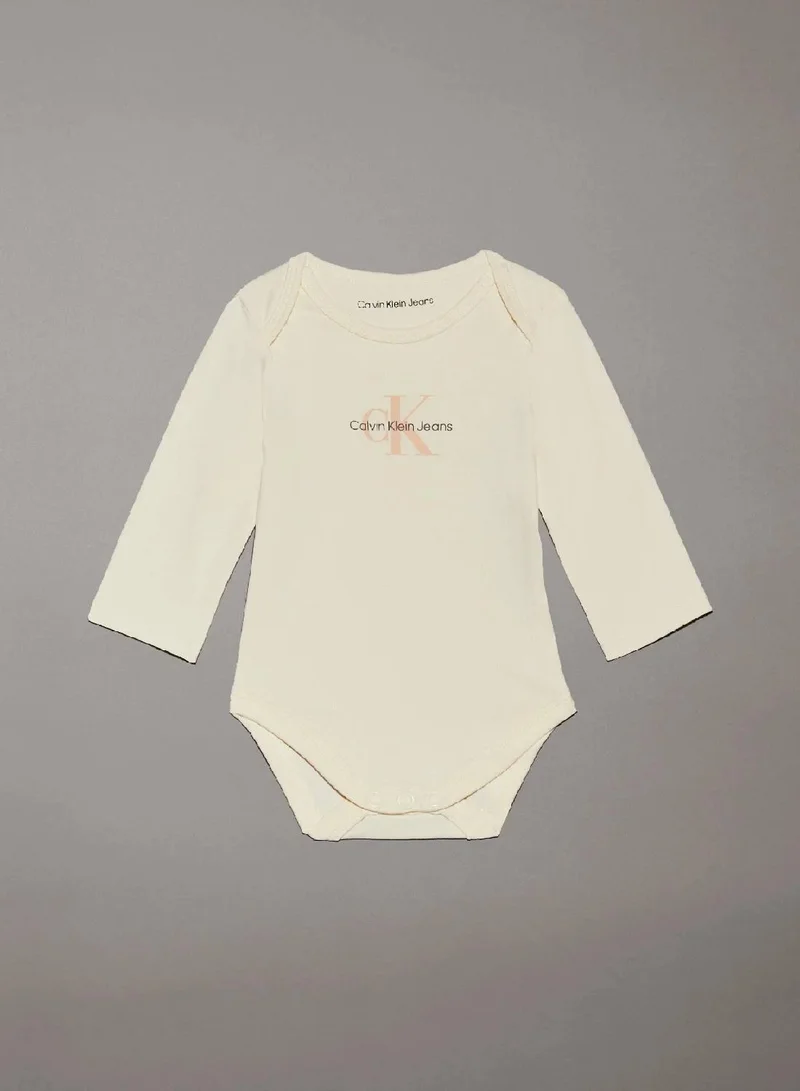 كالفن كلاين جينز بودي سوت للأطفال حديثي الولادة مزين بشعار كلفن كلاين