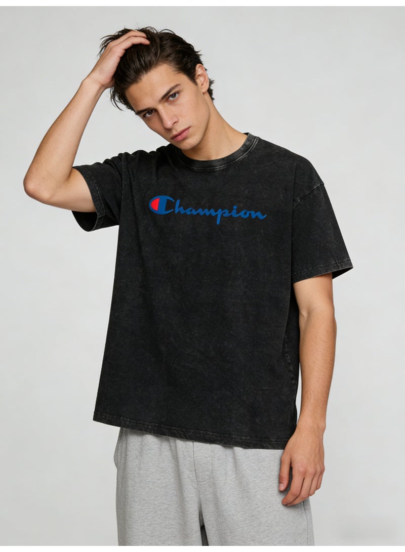 شامبيون Champion Vintage Washed Script Logo Crewneck T-Shirt | Unisex Black Distressed Oversized Short Sleeve Tee - Image 5