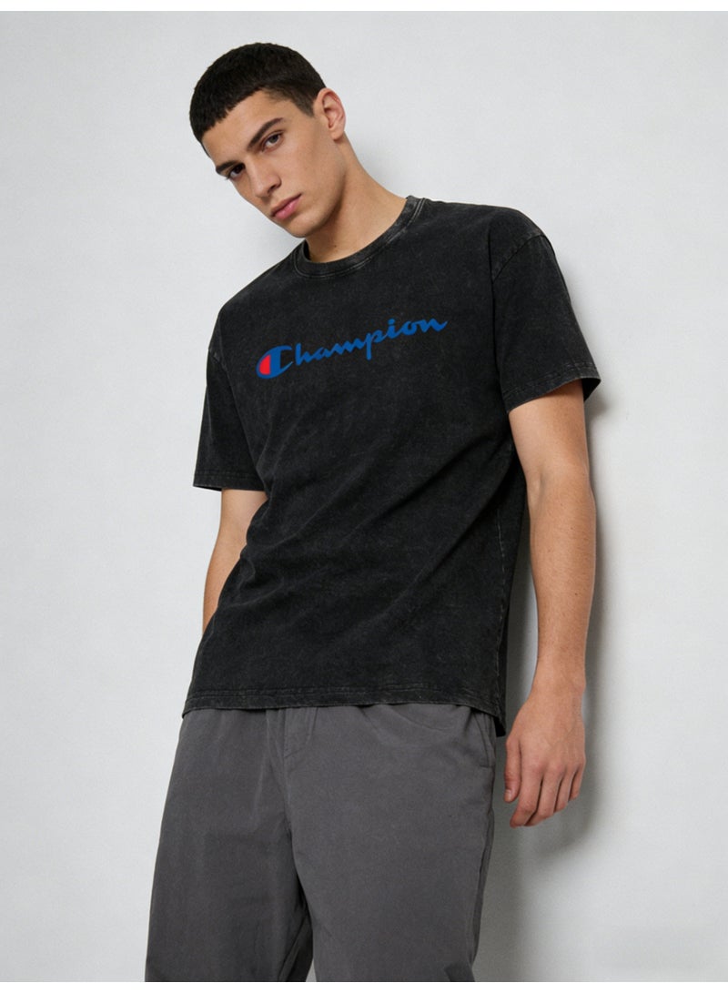 شامبيون Champion Vintage Washed Script Logo Crewneck T-Shirt | Unisex Black Distressed Oversized Short Sleeve Tee - Image 3