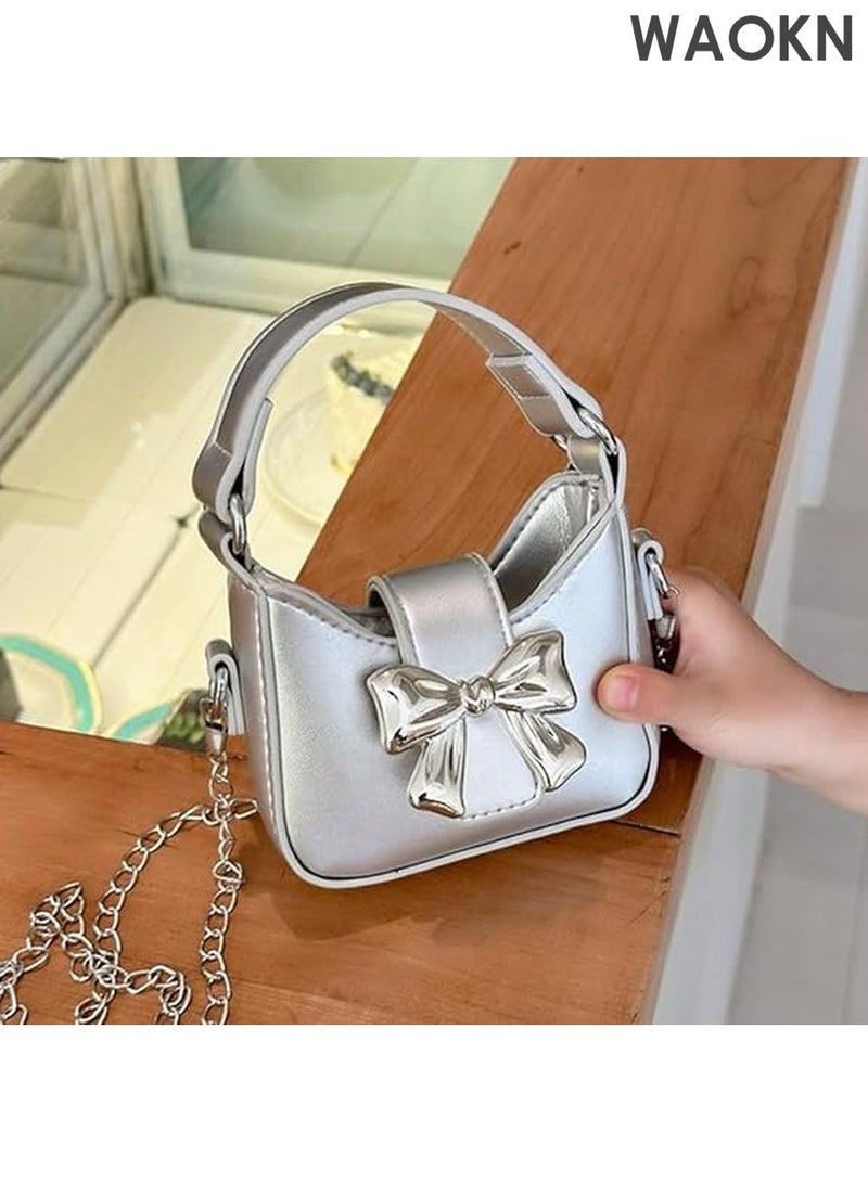 دبليو أيه أو كي أن حقيبة كروس بودي صغيرة للفتيات الصغيرات - حقيبة يد جذابة مزودة بمشبك مغناطيسي وحزام قابل للتعديل - حقيبة كتف لطيفة للأطفال من سن 4 إلى 12 عامًا - هدية عيد ميلاد مثالية، وهدايا للحفلات، وإكسسوار للارتداء (فضي) - Image 4